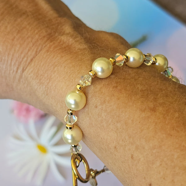 Cream Pearl Bracelet in Gold